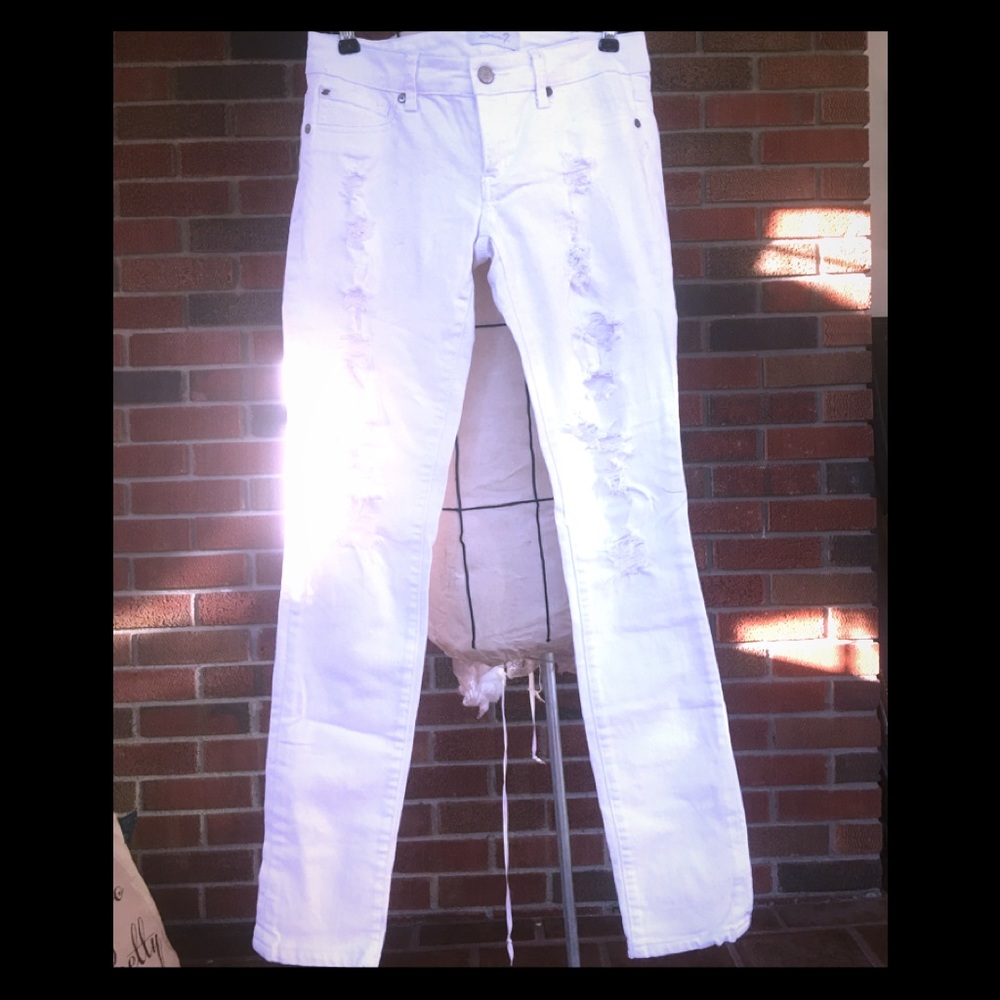 SEVEN white distressed skinny jeans SUPER CUTE!!